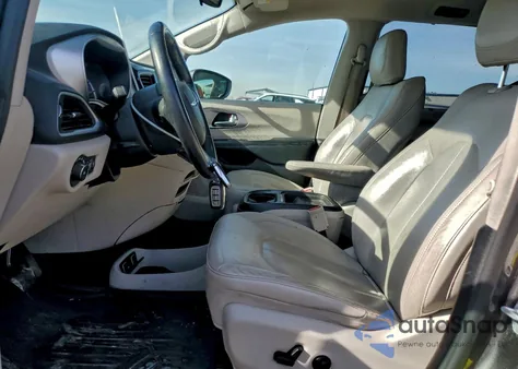 2018 Chrysler Pacifica Hybrid Touring L z USA, uszkodzony, nr VIN 2C4RC1L78JR129608